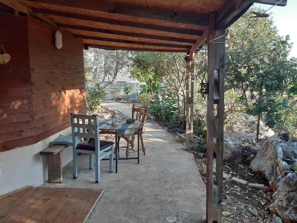 בקתת עץ בחורש במנות - דום גיאודזי - Wooden Cabin In Manot Esterno foto