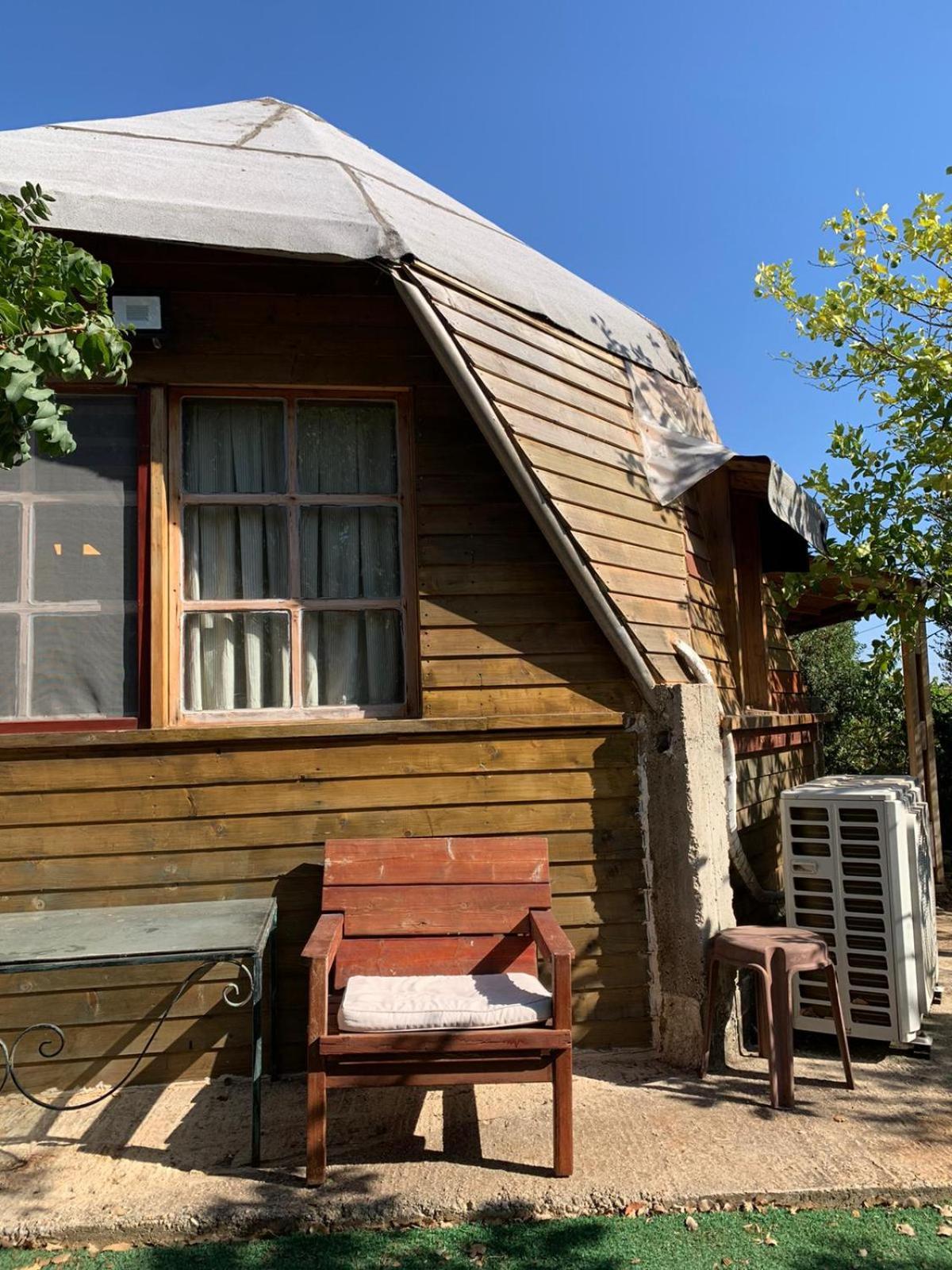 בקתת עץ בחורש במנות - דום גיאודזי - Wooden Cabin In Manot Esterno foto