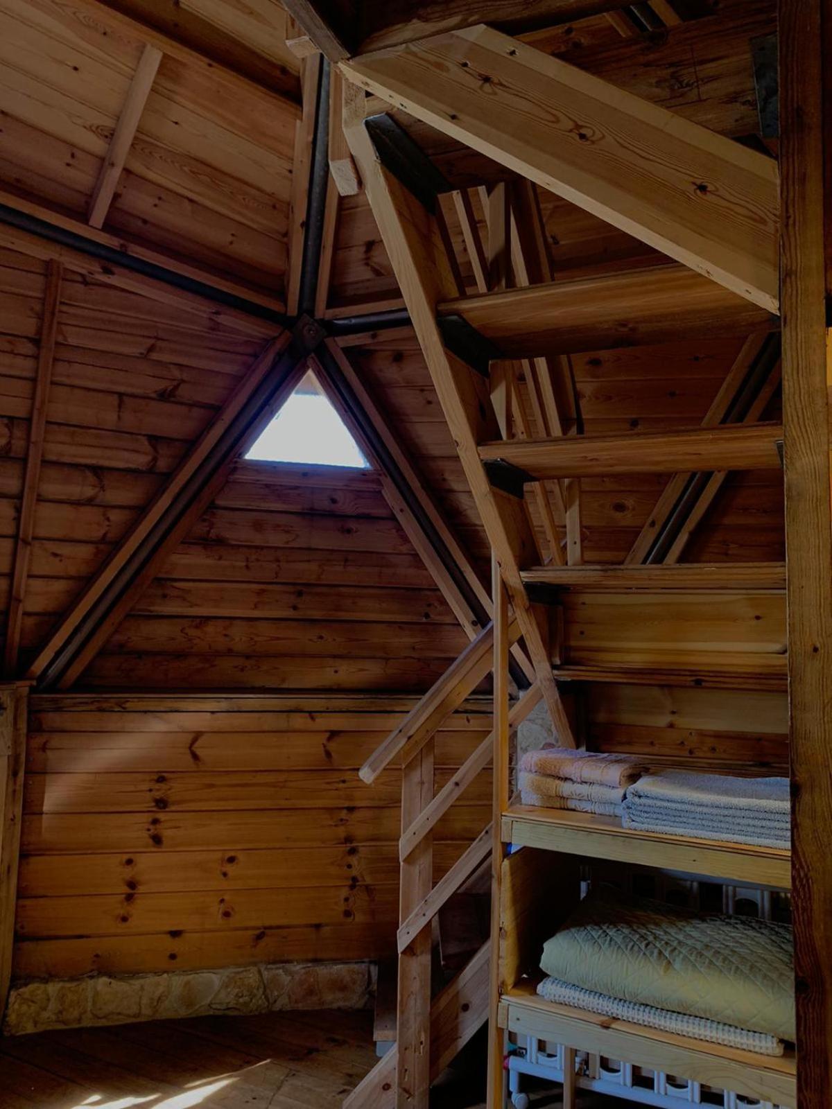 בקתת עץ בחורש במנות - דום גיאודזי - Wooden Cabin In Manot Esterno foto