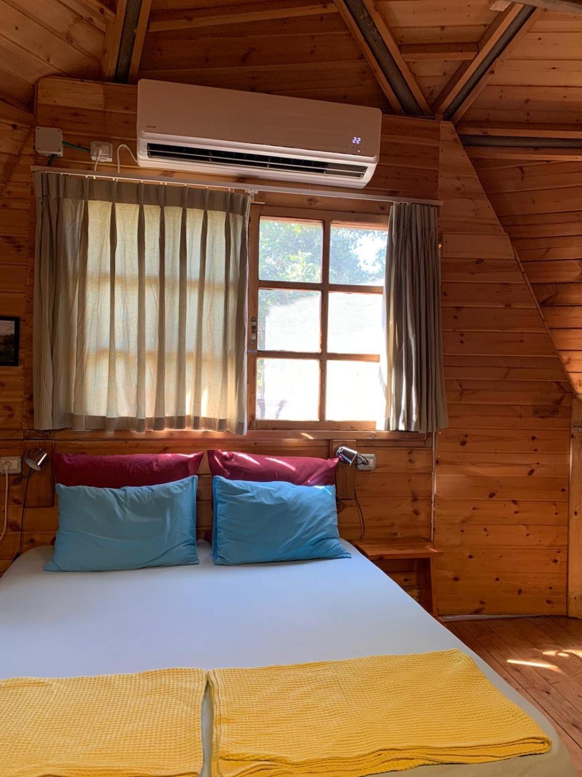 בקתת עץ בחורש במנות - דום גיאודזי - Wooden Cabin In Manot Esterno foto