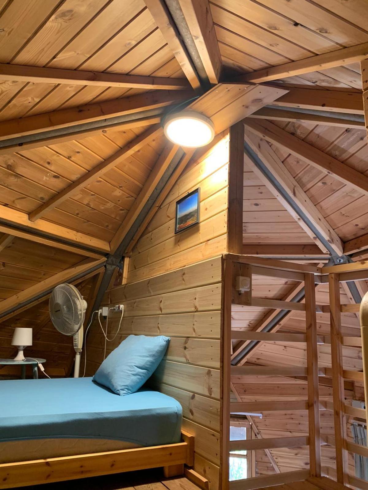 בקתת עץ בחורש במנות - דום גיאודזי - Wooden Cabin In Manot Esterno foto