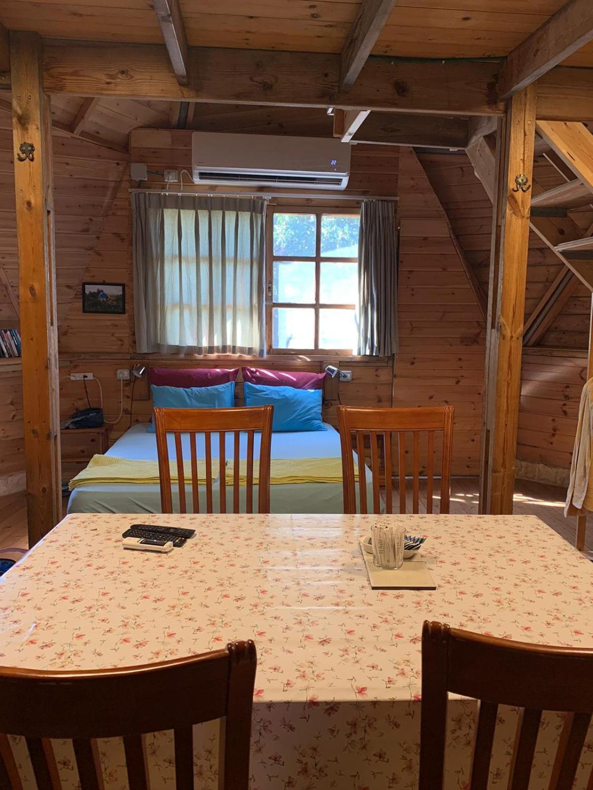 בקתת עץ בחורש במנות - דום גיאודזי - Wooden Cabin In Manot Esterno foto