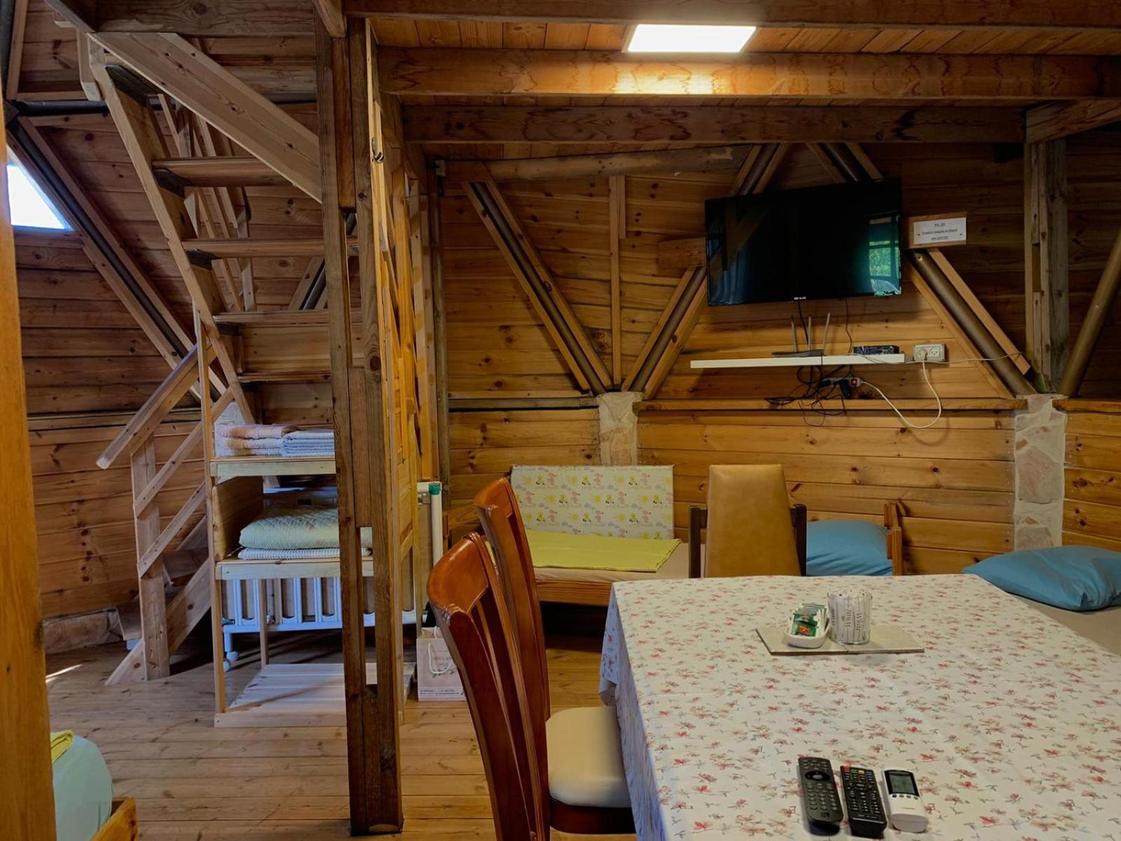 בקתת עץ בחורש במנות - דום גיאודזי - Wooden Cabin In Manot Esterno foto